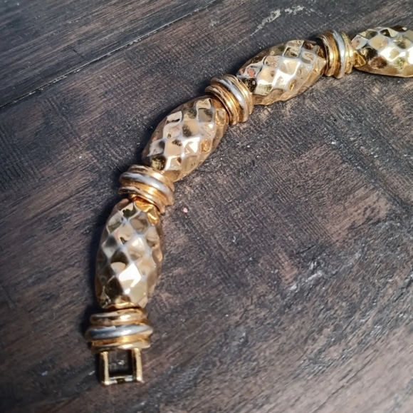 Beautiful Trifari Gold Tone Pineapple Design 8" Inches Long - Picture 5 of 7